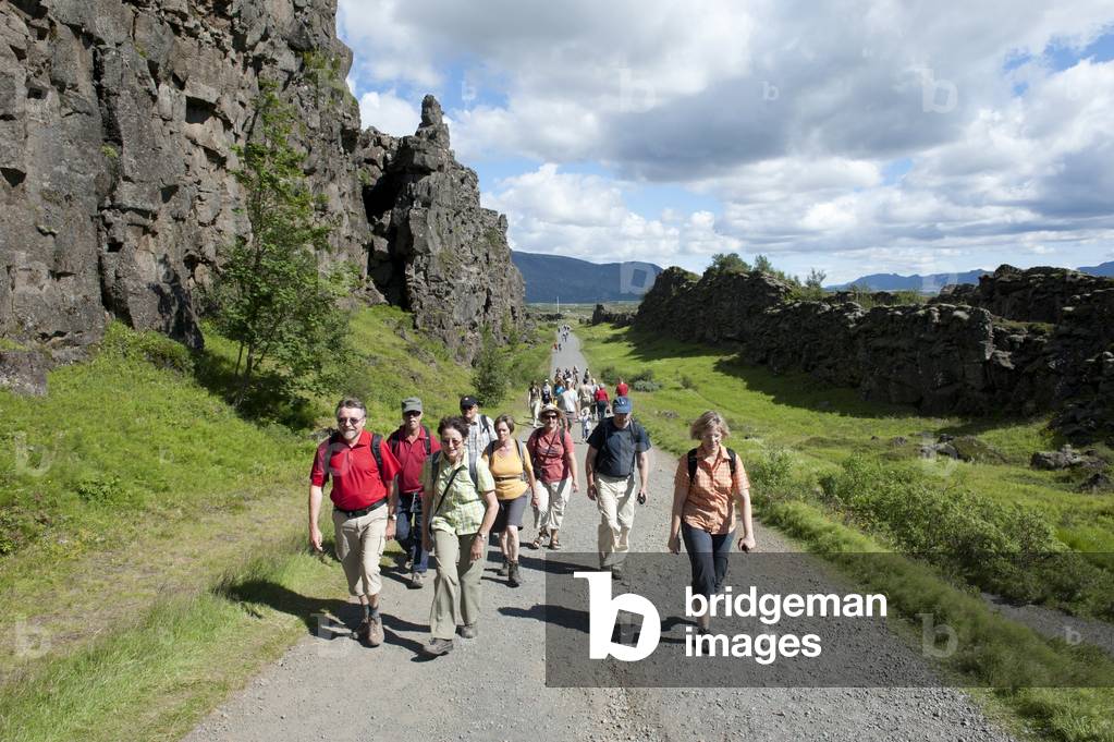 Hiking group; Almannagja; Almannagja canyon; Thingvellir; Thingvellir National Park; Golden Circle; Island; Iceland; Scandinavia; Northern Europe; Europe