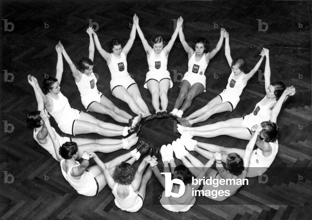 Sport: women doing gymnastics. photography around 1929