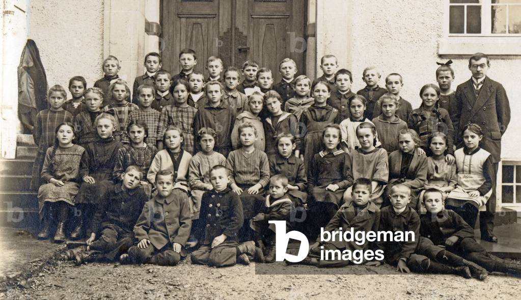 Class photography in the school yard in Germany, ca. 1902-1906.