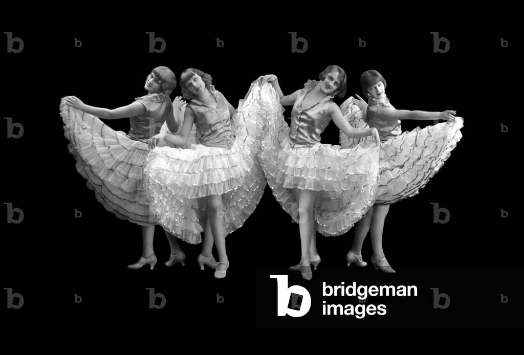 Four dancers in flying dress and pumps. 1920s Germany