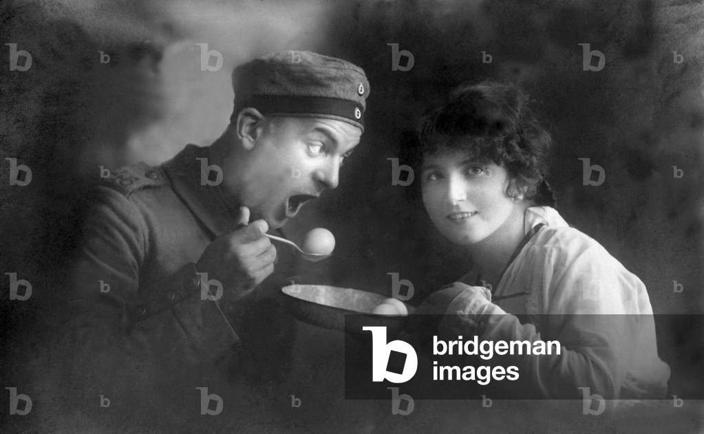 First World War (1914-1918): soldier eating an egg.