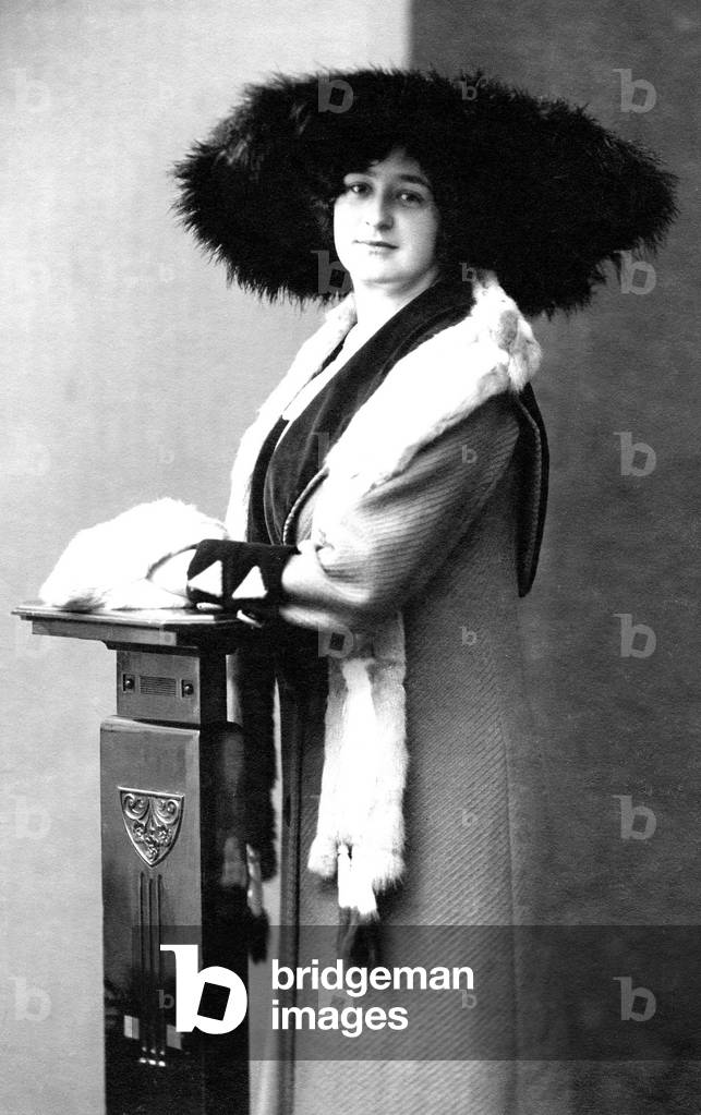 Portrait of a woman with hat and fox, fashion years 1900. photography.