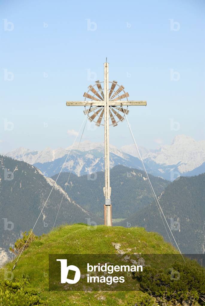 Summit with summit cross; Mt. Vorderer Felderkopf; 1928m; near Garmisch-Partenkirchen; Oberau; Werdenfelser Land area; Upper Bavaria; Bavaria; Germany; Europe