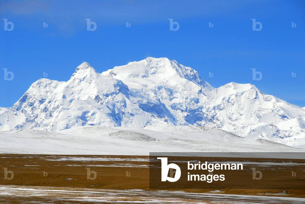 Landscape; mountains; ice-capped summit Shisha Pangma; 8013 m; Thong La pass; 5153 m; at Shelkar; Himalayas; Tibet Autonomous Region; People's Republic of China; Asia