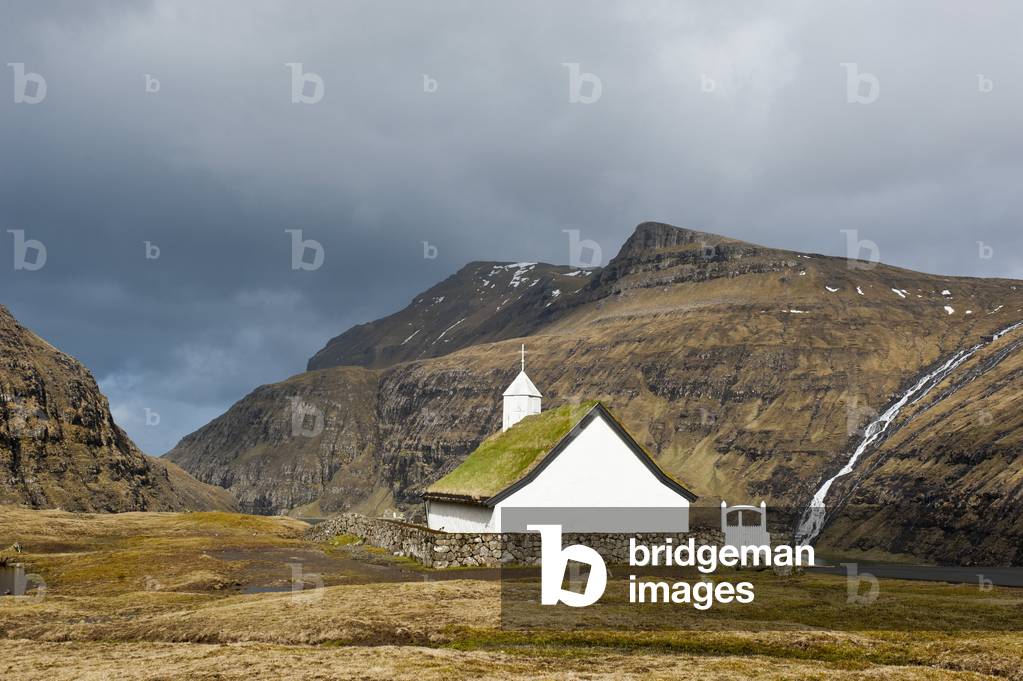 Small church with grass roof in mountain landscape; Saksun; Streymoy; Faroe Islands; Foeroyar; Denmark; Europe