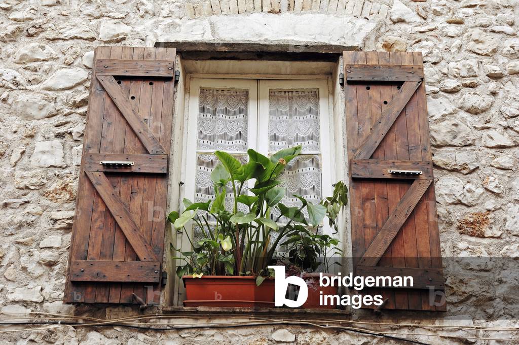 Window and shutters, La Colle sur Loup (La-Colle-sur-Loup), Alpes-Maritimes (Alpes Maritimes), Provence-Alpes-Cote d'Azur (Provence Alpes Cote d'Azur), Southern France, France, Europe. Photography