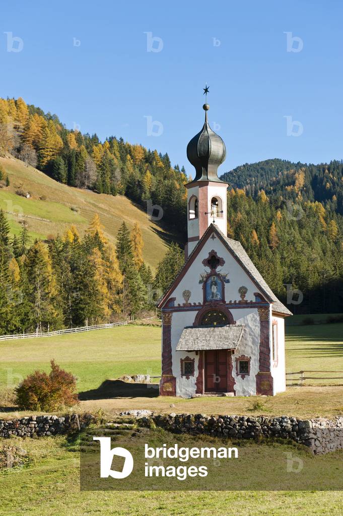 St. John's Chapel on the Ranuihof; Baroque; Geisler; Odle group; Puez Nature Park; Dolomites; Funes; Villnoess valley; South Tyrol; Trentino-Alto Adige; Italy; Europe