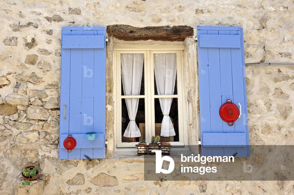Window with blue shutters, Vaison-la-Romaine (Vaison la Romaine), Vaucluse, Provence-Alpes-Cote d'Azur (Provence Alpes Cote d'Azur), Southern France, Europe. Photography