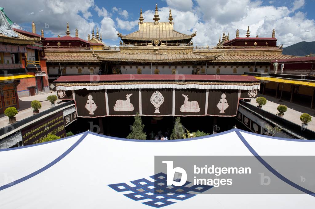 Tent roof with an endless knot emblem; Jokhang Temple; Lhasa (photo)