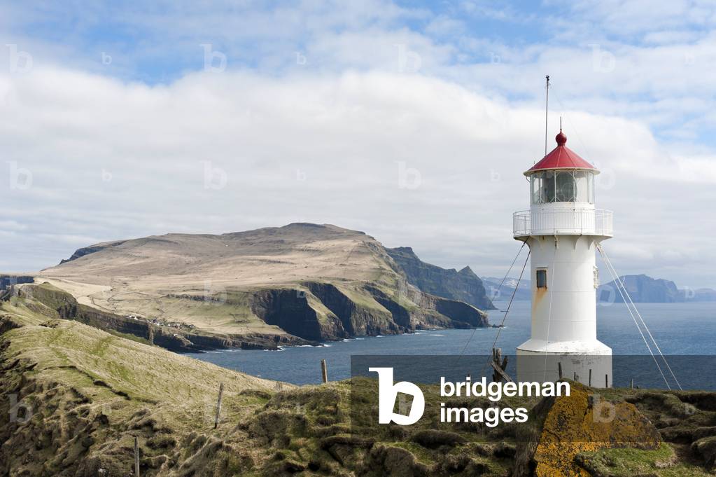 Cliff; white lighthouse; Mykinesholmur island; Mykines; Atlantic; Faroe Islands; Foeroyar; Denmark; Europe