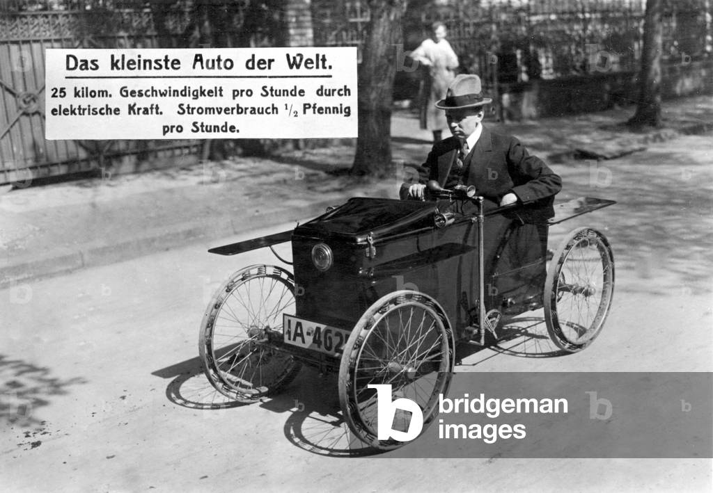 Postcard: the smallest car in the world. 1912