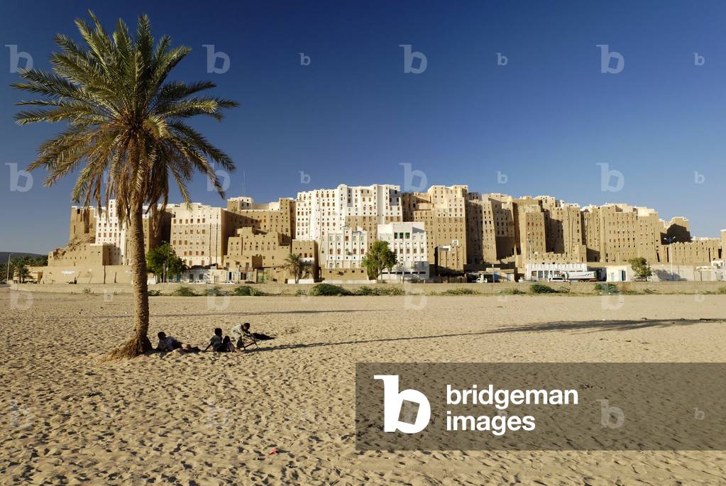 View towards the historic city centre of Shibam, UNESCO World Heritage Site, Wadi Hadramaut (Hadramaout), Yemen, Arabia, Arab peninsula, the Middle East, Asia