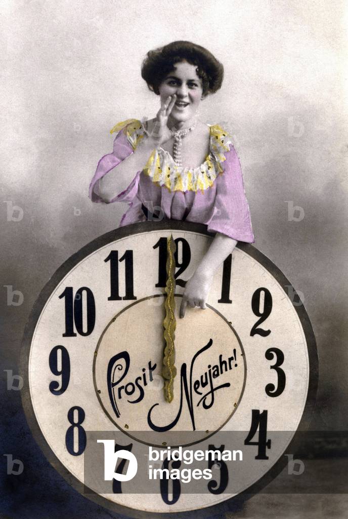 New Year's Eve: A woman screams in German “” Prosit Neujahr! “” (Happy New Year). Photography around 1915.