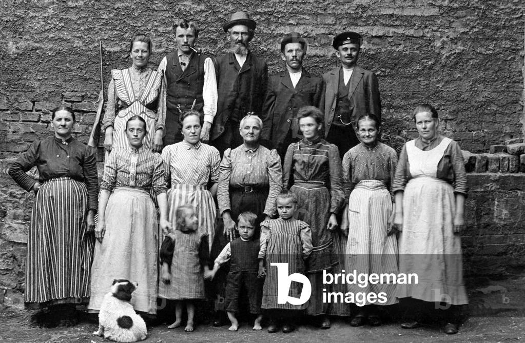 Large family. Photography around 1930