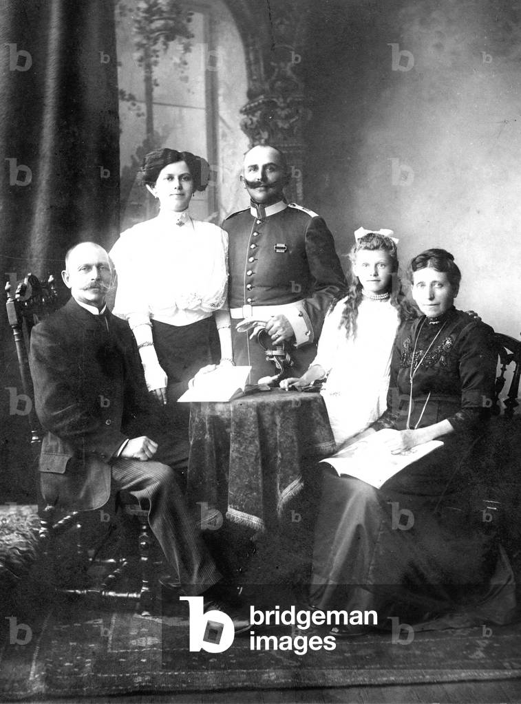 First World War 1914-1918: soldier officer with his family. photograph circa 1916.