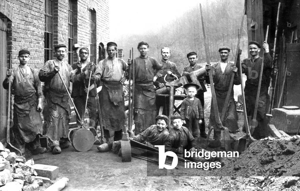 Workers. Photography around 1910