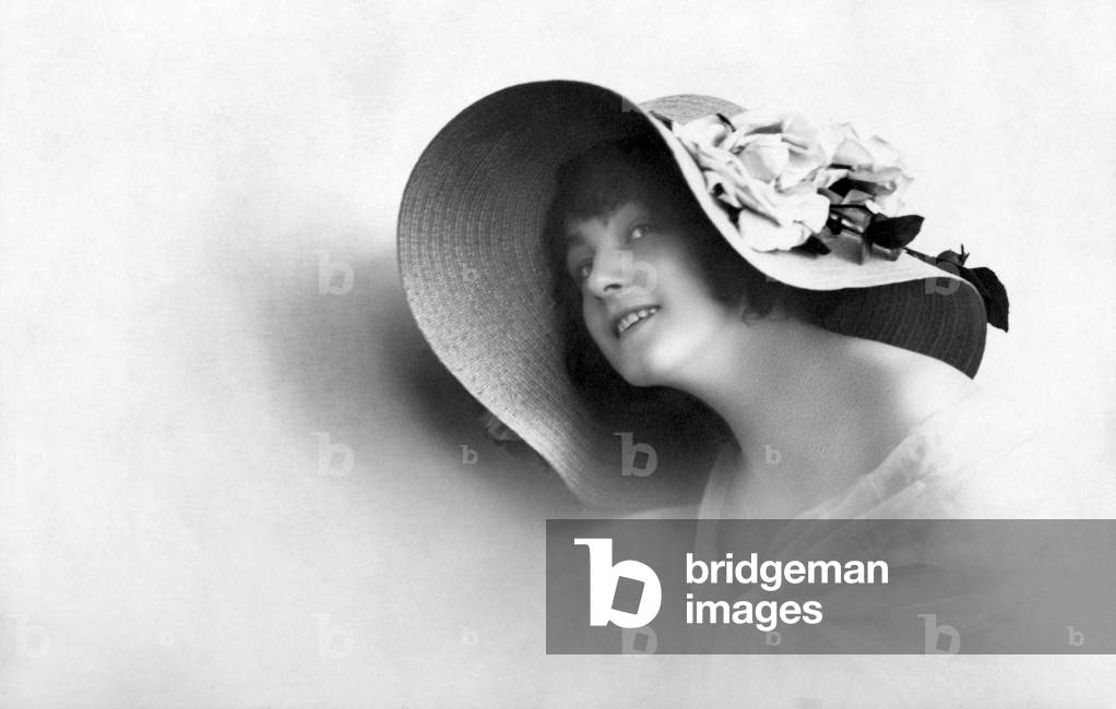 Feminine fashion: portrait of woman with hat.