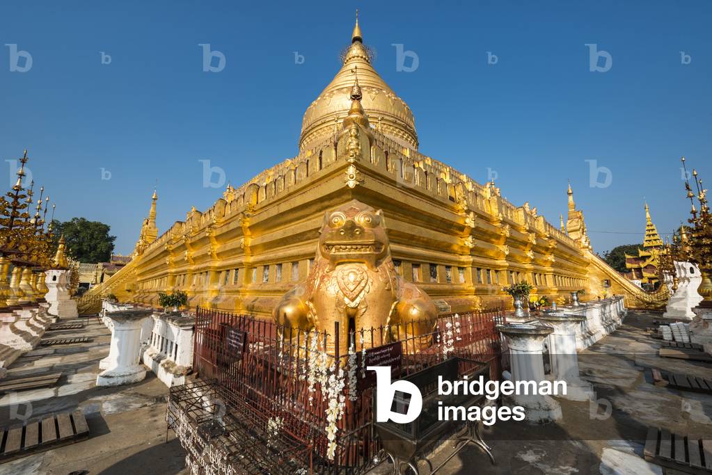 Golden lion or chinthe, golden chedi, Shwezigon Pagoda or Shwezigon Paya, Nyaung U, Mandalay Region, Myanmar