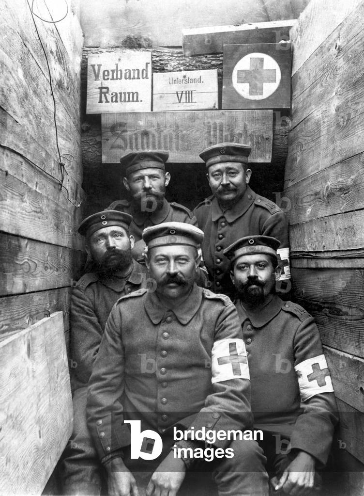 First World War (1914-1918): Red Cross doctors in a trench