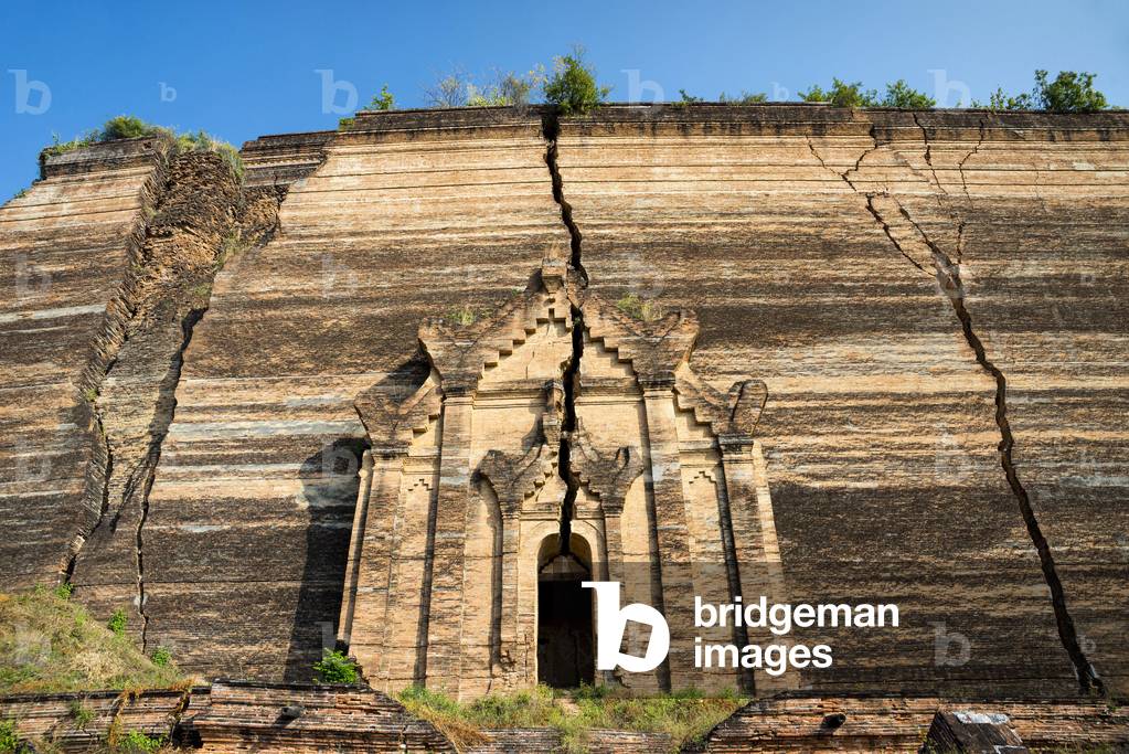 Earthquake cracks, ruins of the unfinished Mingun Pagoda or Pahtodawgyi Pagoda or Pahtodawgyi Paya, Mingun, Sagaing Region, Myanmar