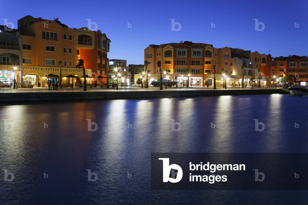 Immagine di Fotografia "Case illuminate con ristoranti nel porto turistico"