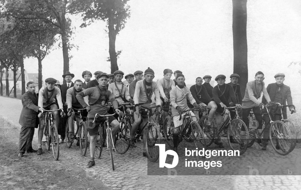 A bicylette race starts. Photography around 1926