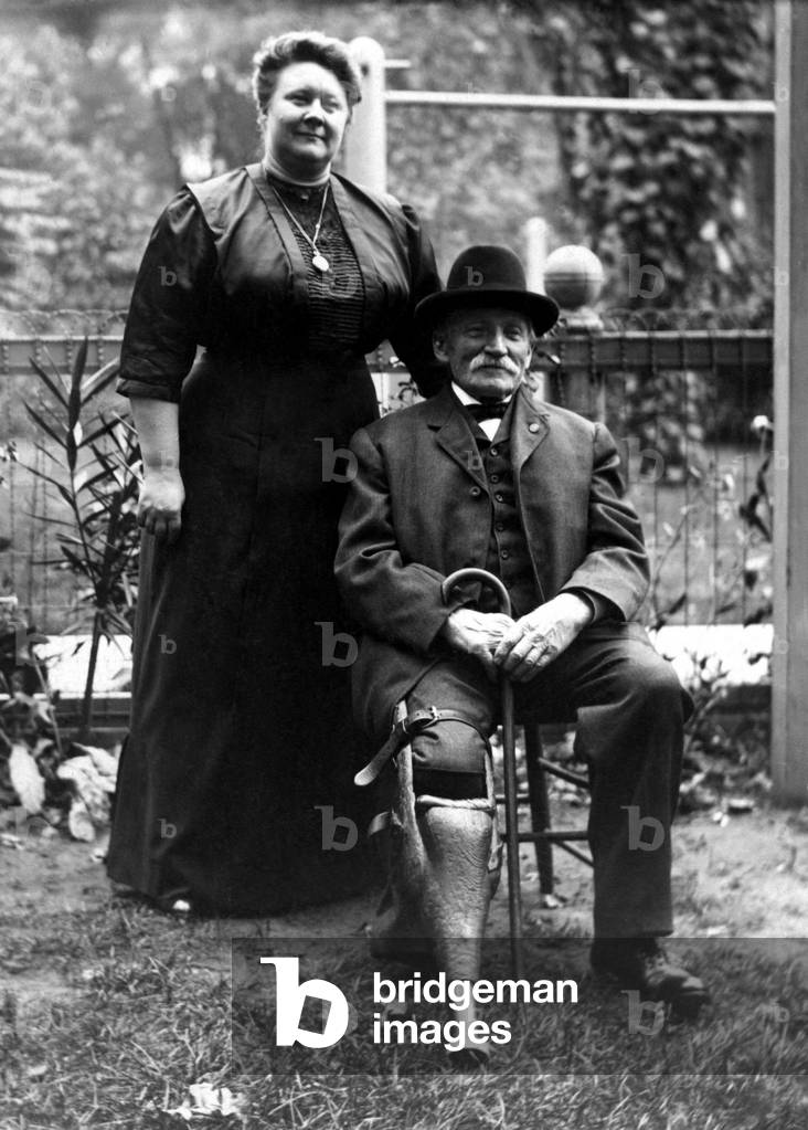 Portrait of couple: man butt with wooden leg (prothese).