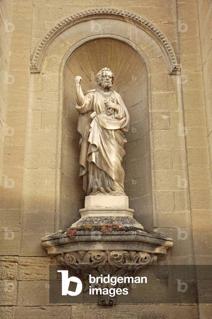 Statue at cathedral Saint Theodorit, Uzes, Gard, Languedoc-Roussillon (Languedoc Roussillon), Southern France, France, Europe. Photography