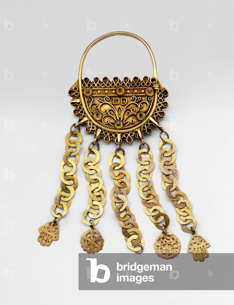 Jewelry amulet (djebra, gold plate, filigree and semi-precious stones)
