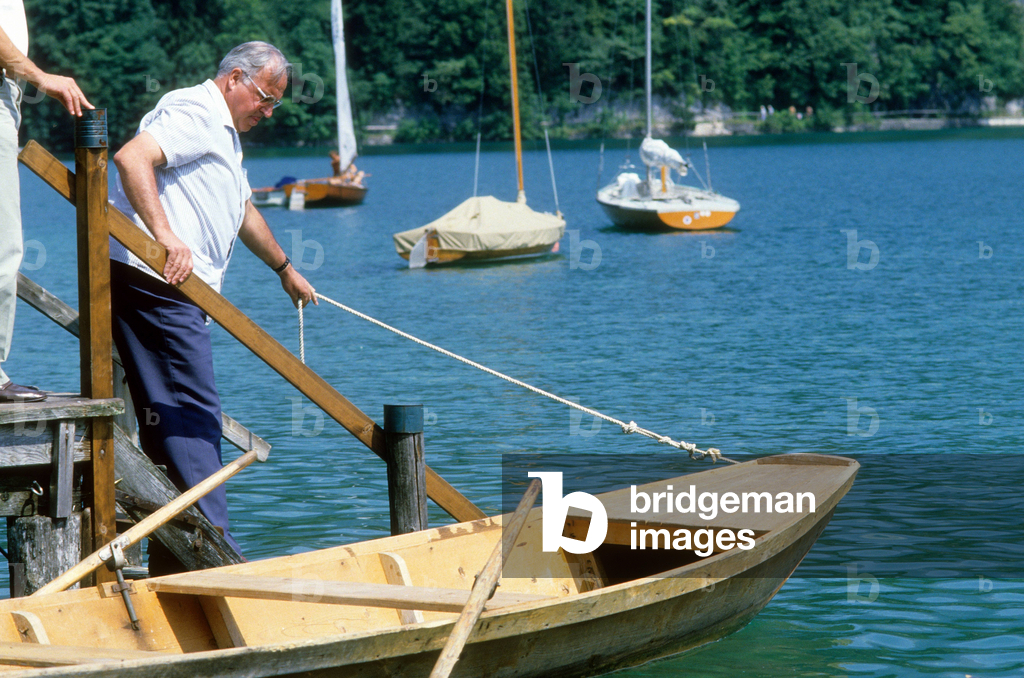 Federal Chancellor Helmut Kohl (FRG CDU) gets on a boat during his vacation in St. Gilgen am Wolfgangsee..., 1986 (photo)