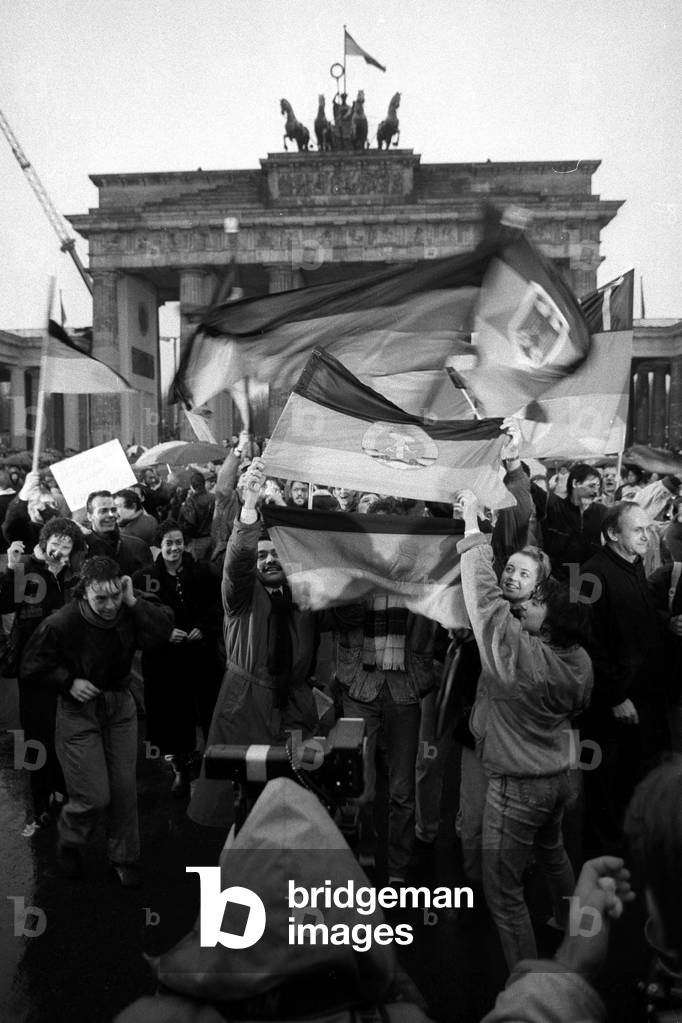 Demonstration for the German Unit in front of the Brandenburg gate in Berlin East, 22/12/1989 (b/w photo)