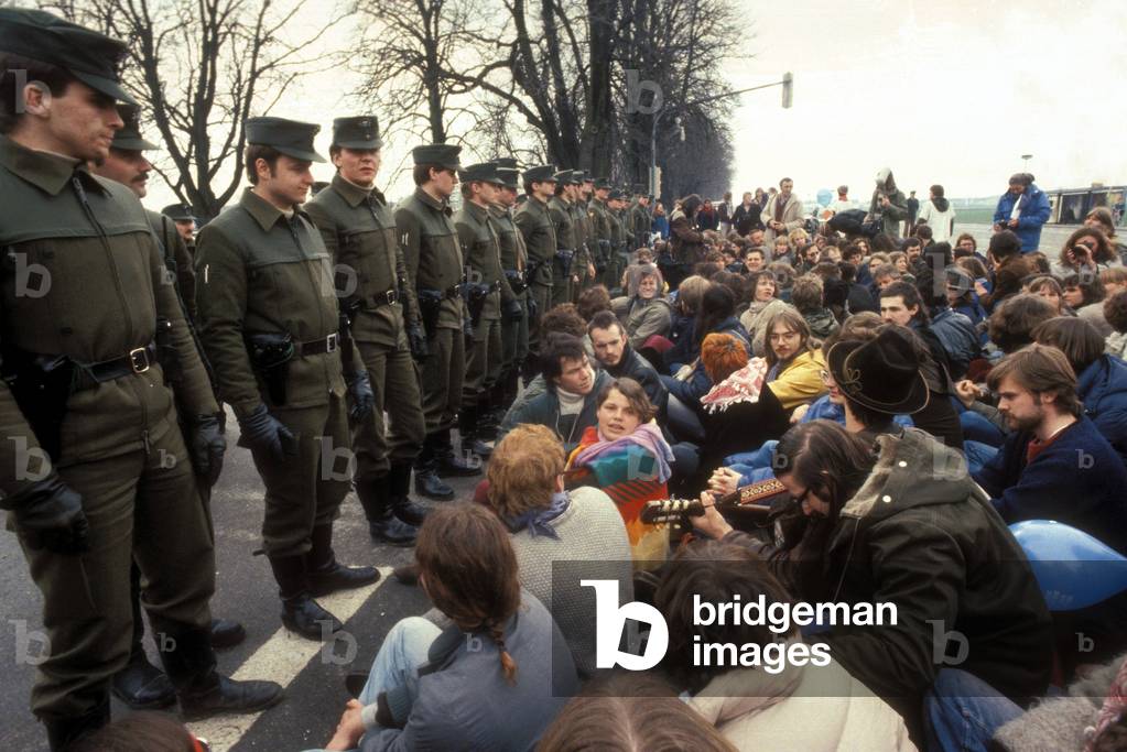 Confrontation from Demonstrators the Peace movement with the Police in Bonn, 1983 (photo)