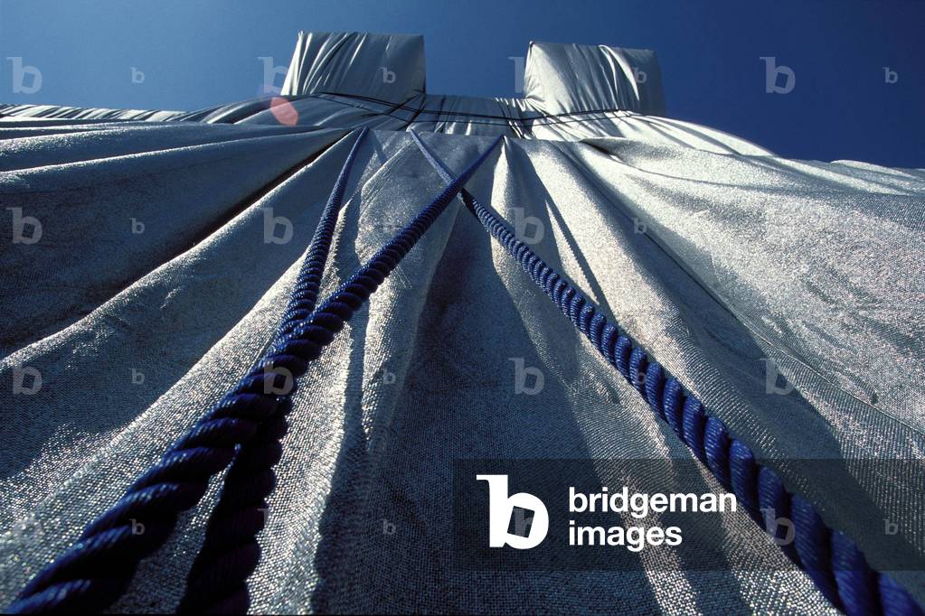 Wrapped Reichstag, Project for Berlin, 1995 (photo)