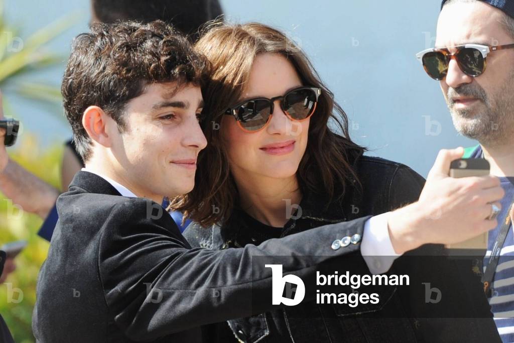 Marion Cotillard attends a photocall at the Cannes Film Festival France Photo Selfie with a Fan