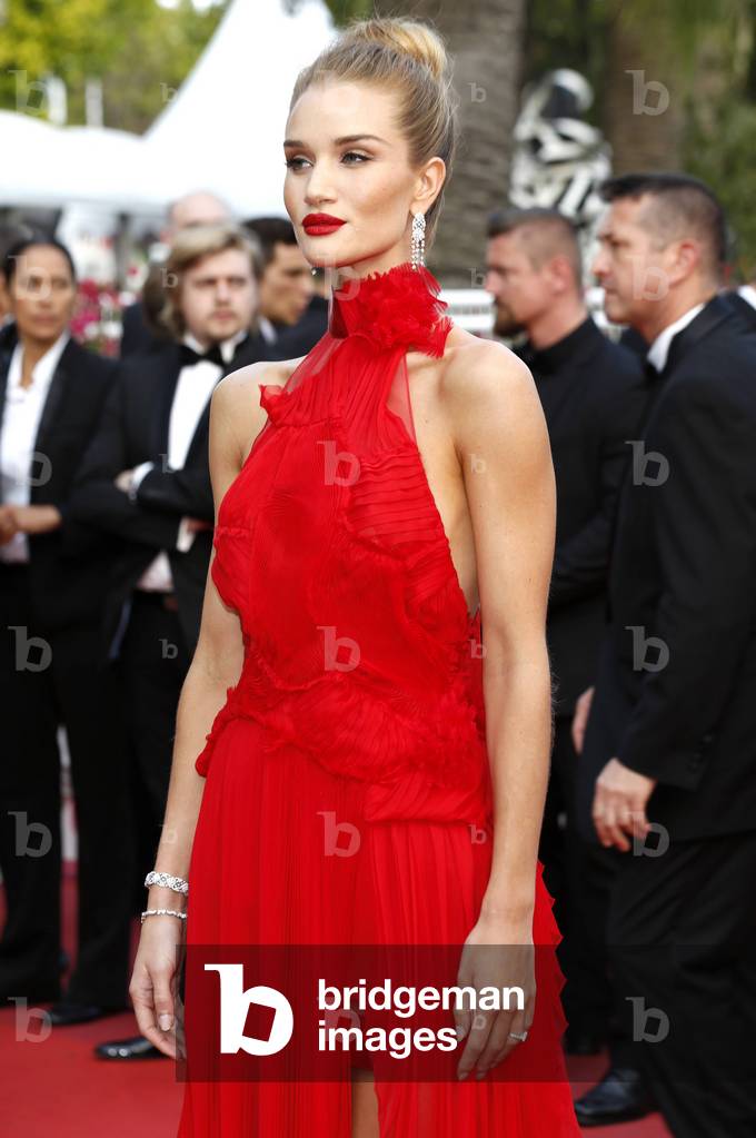 Rosie Huntington-Whiteley attending the La fille inconnue premiere during the 69th Cannes Film Festival at the Palais des Festivals in Cannes on May 18, 2016 (photo)