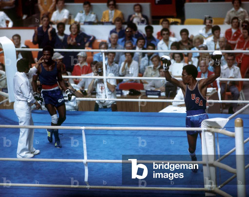 'Sugar' Ray Leonard (USA) vs Andres Aldama (Cuba) Light Welterweight Final, Montreal Olympics, 31st July 1976 (photo)