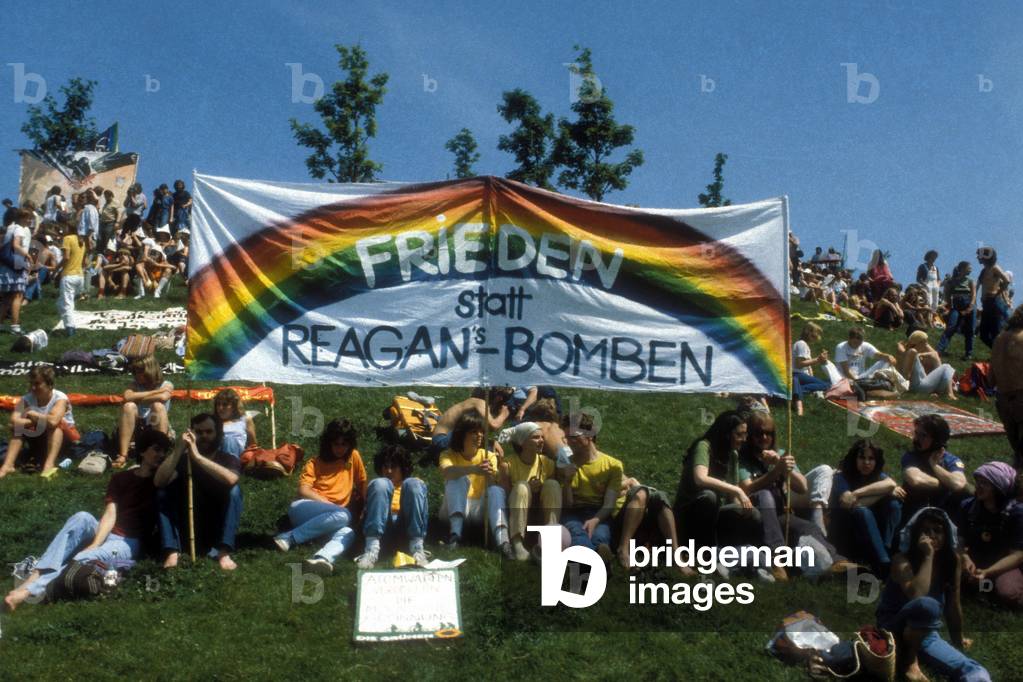Demonstrators make Rest during a Anti Reagan Demonstration in Bonn, 1982 (photo)