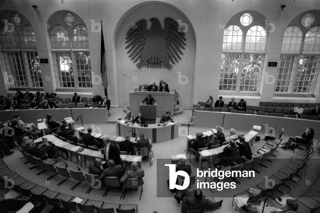 Meeting in Bundestag in Bonn Building indoors, 1992 (photo)
