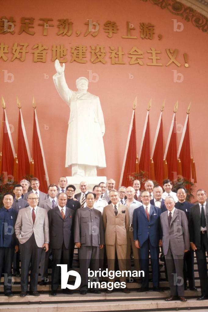 Berthold Beitz front 5 V left ger Chairman of the Supervisory Board Krupp Group during its Visit in China, 1981 (photo)
