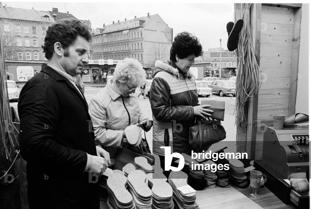 Market day 04 05 1985 Karl Marx town city GDR market day in the town …, 1985 (photo)