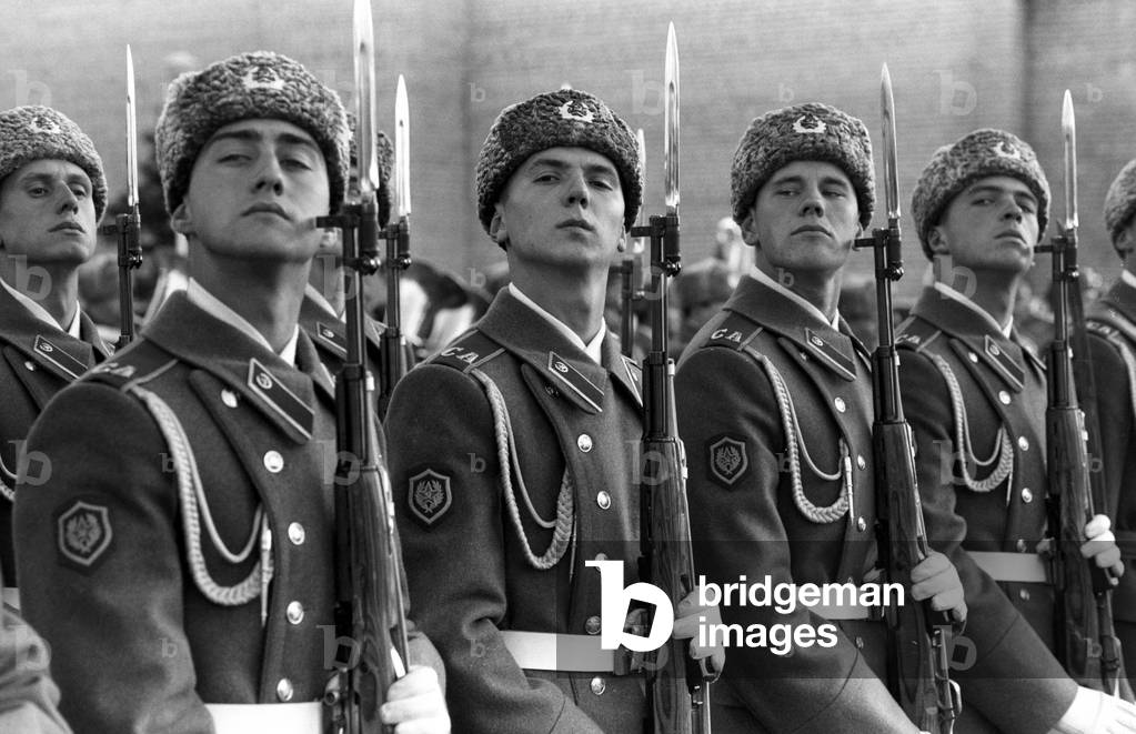 Soldiers the Taman Division Stand tight in Moscow, 1988 (photo)