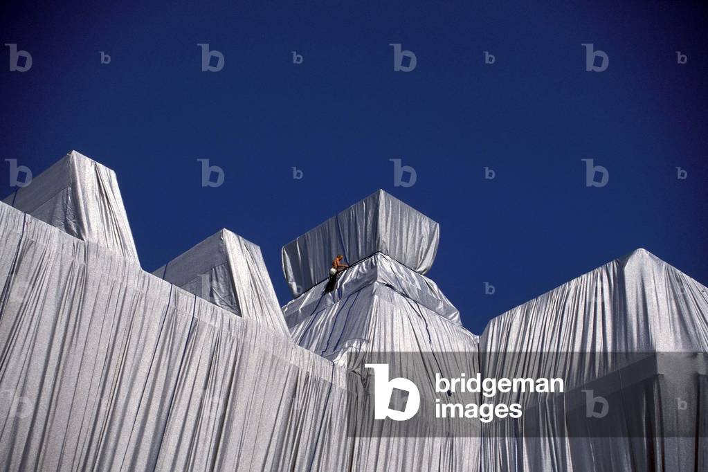 Wrapped Reichstag, Project for Berlin, 1995 (photo)