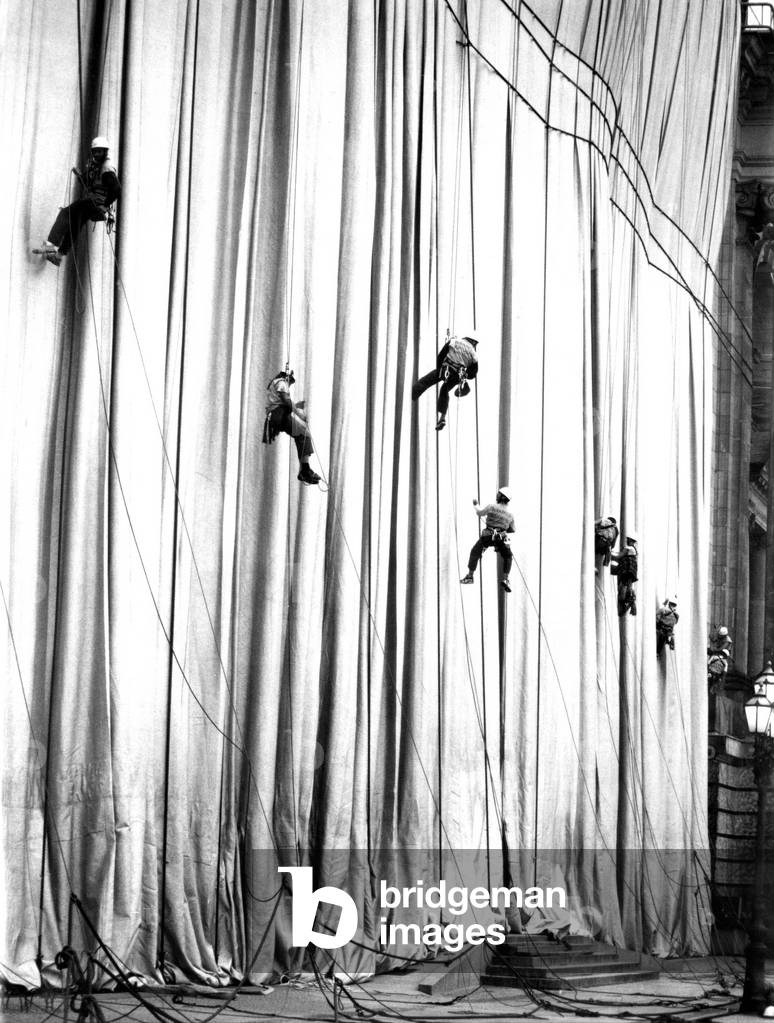 Wrapped Reichstag, Project for Berlin, 1995 (photo)