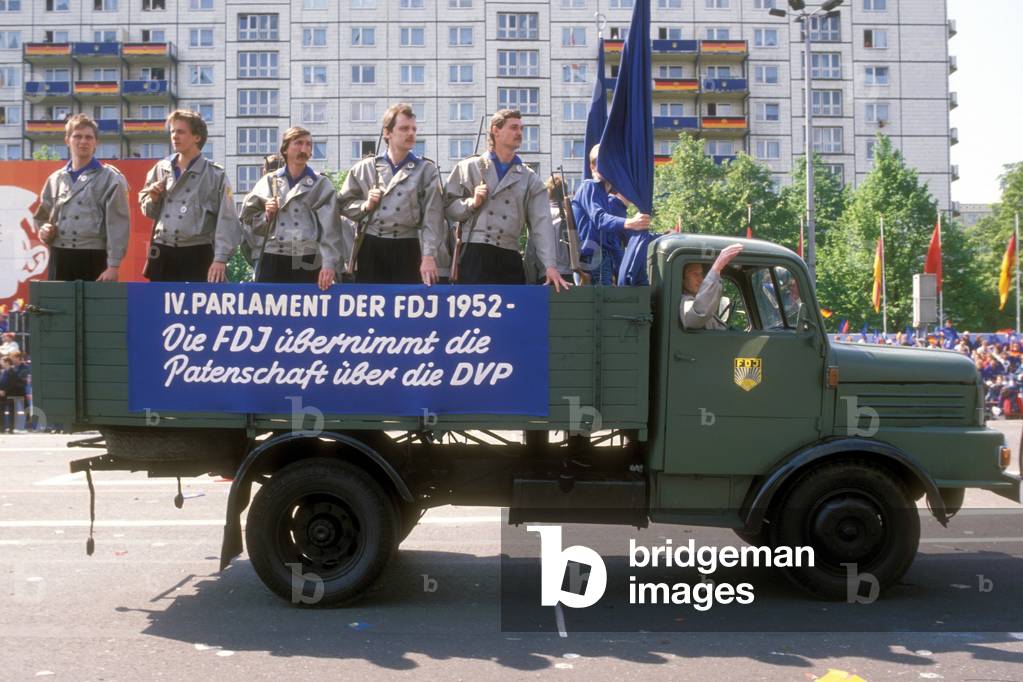 FDJler during a Parades to 1 May in East Berlin, 1989 (photo)