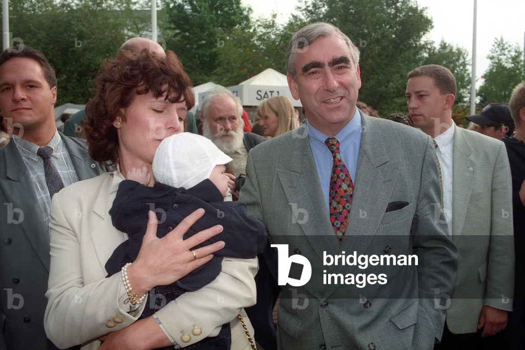 Finance Minister Theo Waigel (Germany CSU) with wife Irene and son ..., 1995 (photo)