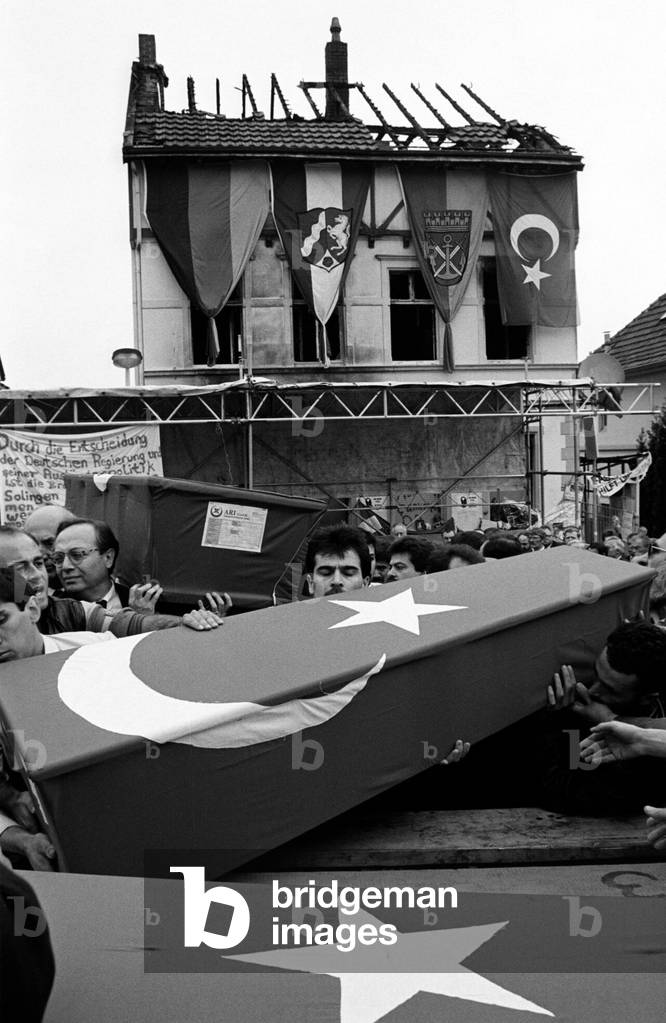 Mourning ceremony in Solingen for the at a Arson attack killed Turkish women, 1993 (photo)