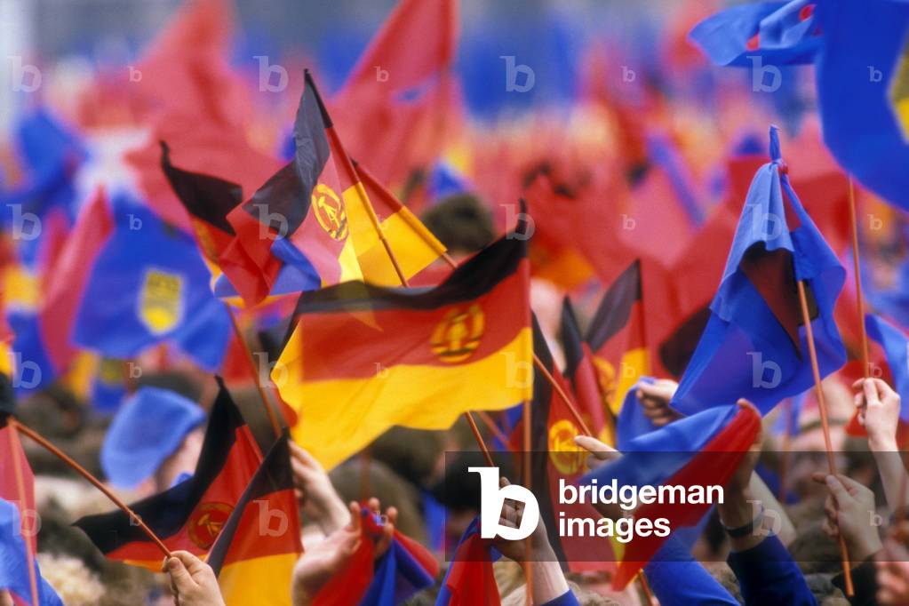 Flag schwenkende FDJler during a Demonstration to 1 May in East Berlin, 1986 (photo)