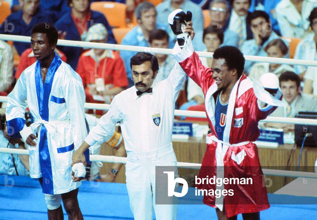 'Sugar' Ray Leonard (USA) vs Andres Aldama (Cuba) Light Welterweight Final, Montreal Olympics, 31st July 1976 (photo)