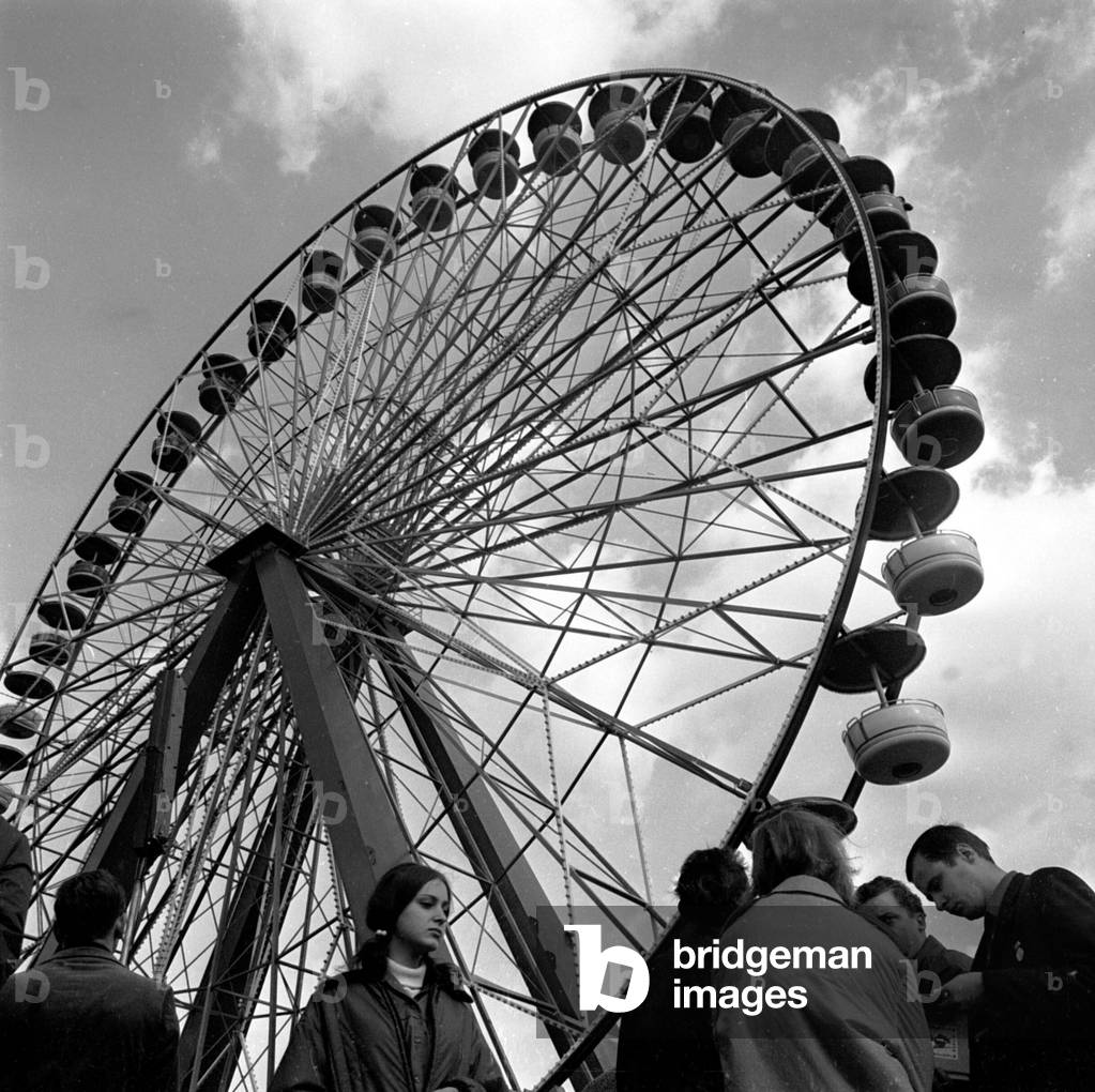 Ferris wheel in Cultural Park Plnterwald in Berlin East, 1969 (photo)