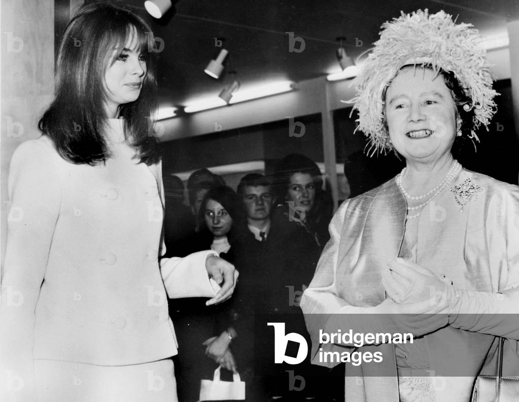 Jean Shrimpton et la reine mere Elisabeth